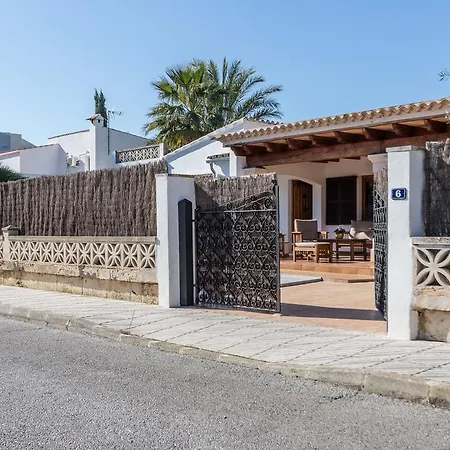 Dom wakacyjny Falco With Private Pool And Garden