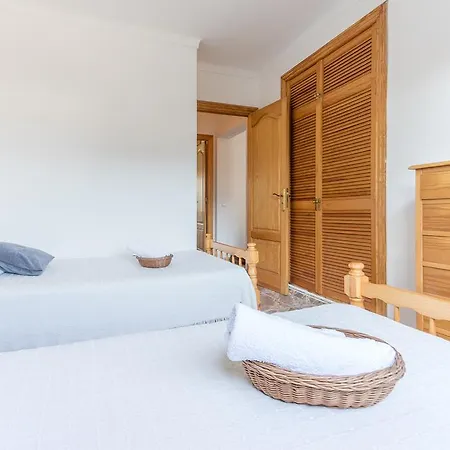 Dom wakacyjny Falco With Private Pool And Garden